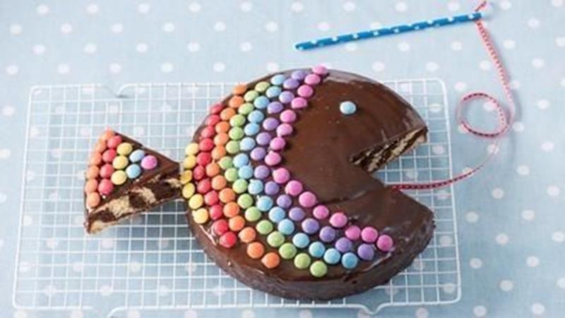 تزیین کیک تولد به روش ساده کیک تولد خانگی تزیین کیک اسمارتیز شکلات